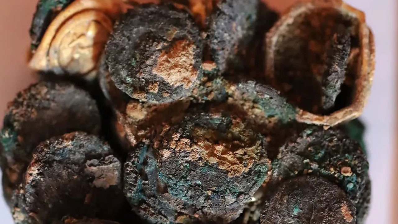 antik roma evinden erimis hazine cikti OVBhNqz5