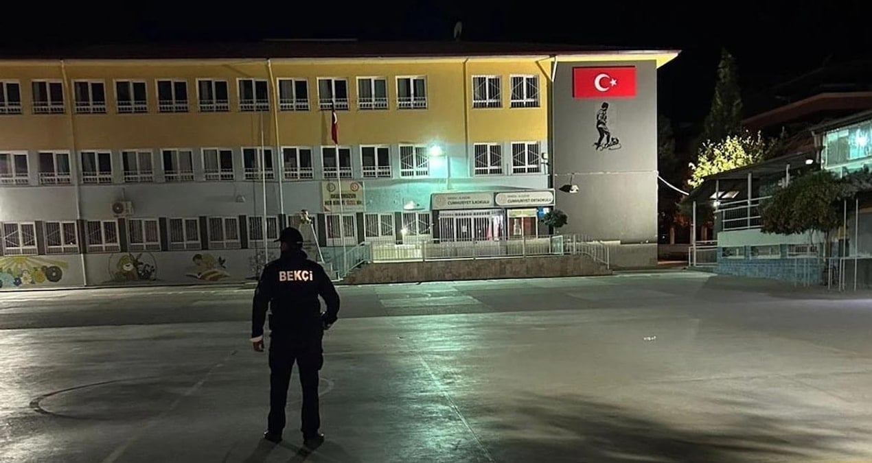 okulda ciplak dolasan bekciye sorusturma HOUjEueG