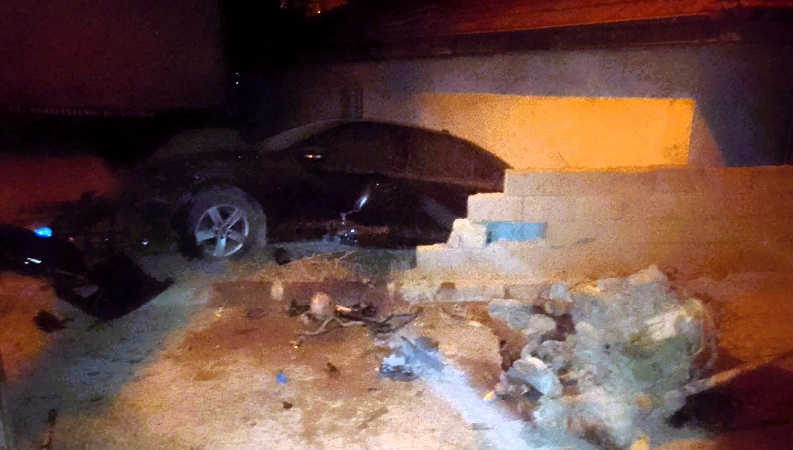 otomobil duvari yikti bahceye daldi 4HfVIYnX