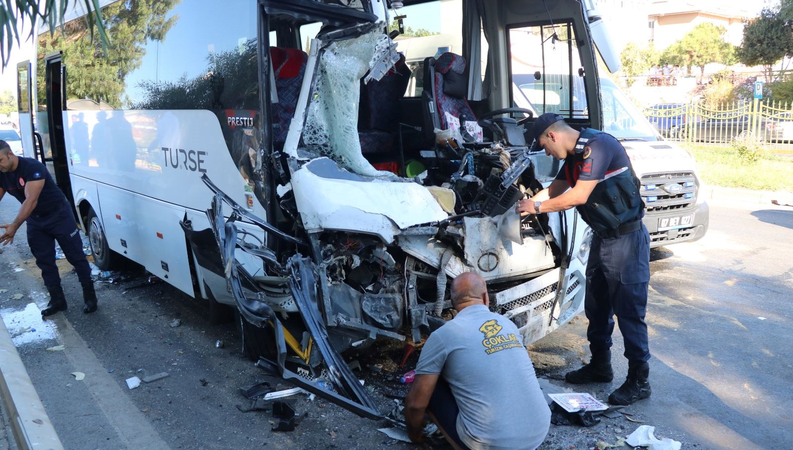 tur otobusuyle yolcu otobusu carpisti 15 yarali YkRsTW7I