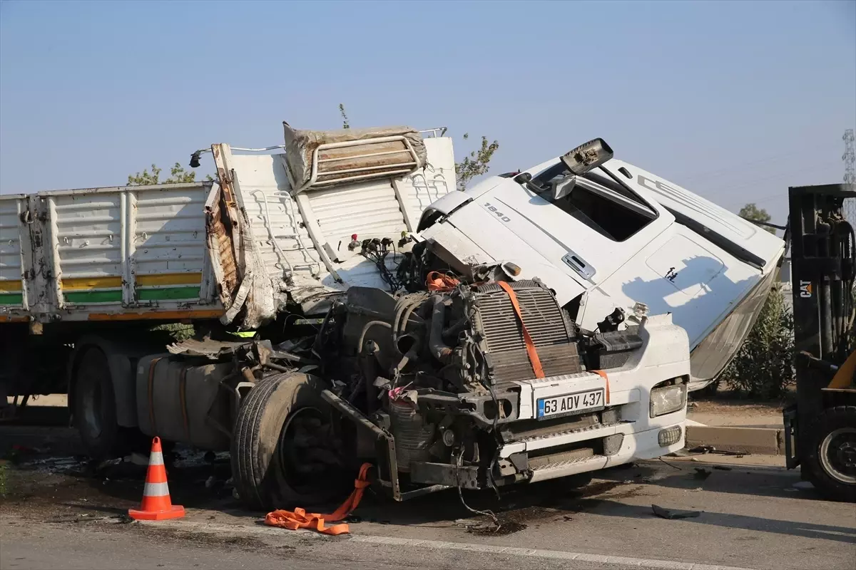 antakyada kaza tir yol temizleme aracina carpti 1NtSY6UR.jpg