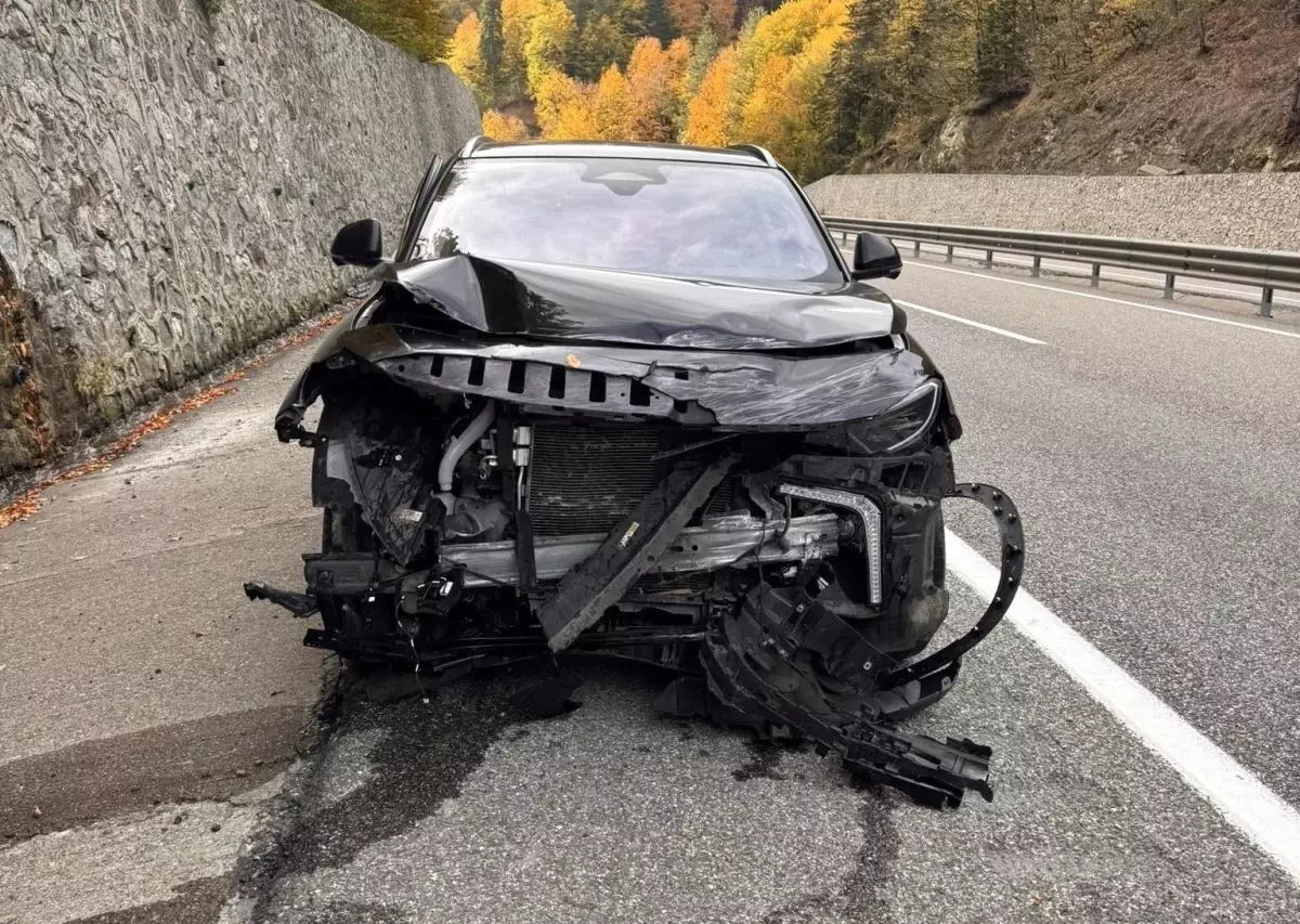 boluda elektrikli otomobil kazasi surucu yaralanmadi 7LaaErej.jpg