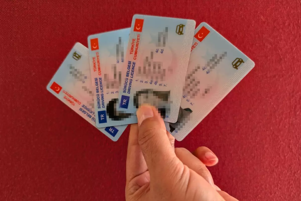 ehliyet yenileme icin bugun son gun yarindan itibaren ucret 7 bin 500 liraya cikacak TZy4TSzL.jpg