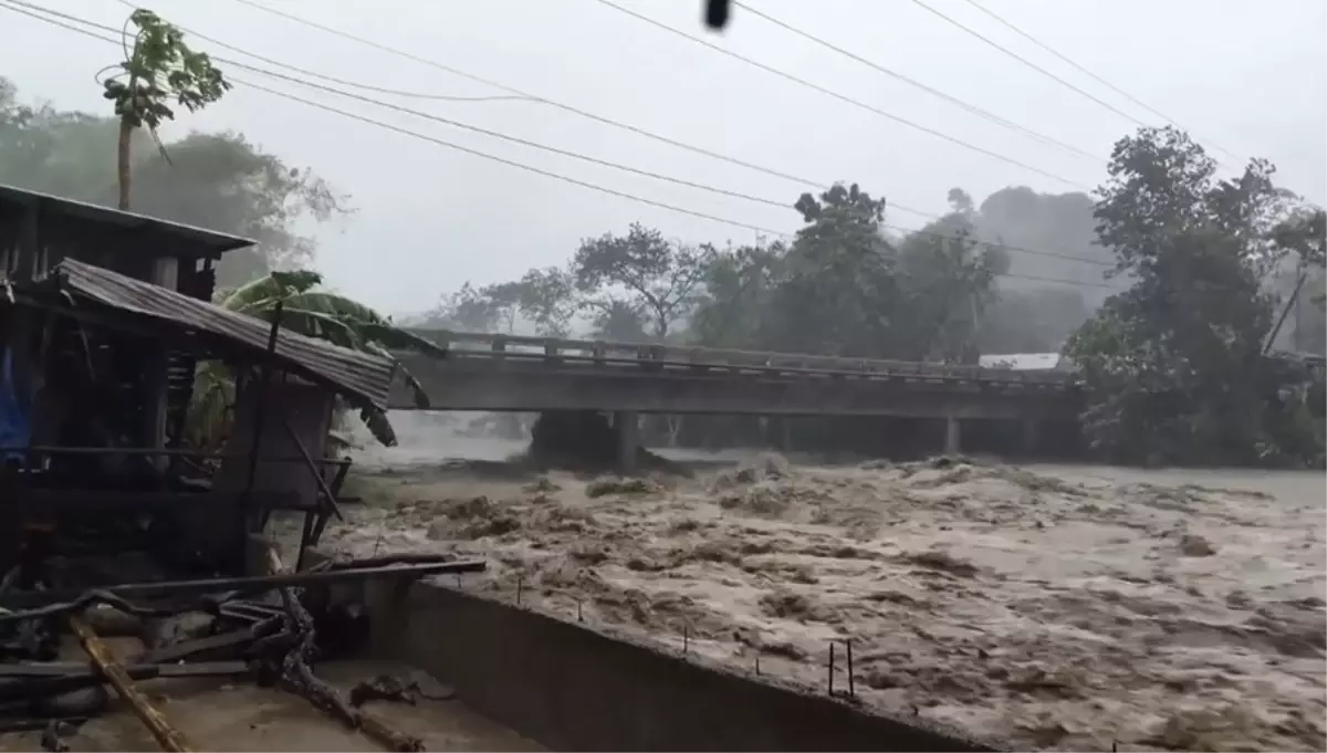 filipinlerde kalmaegi tayfunu felaketi 66 olu Qgq7kL9W.jpg
