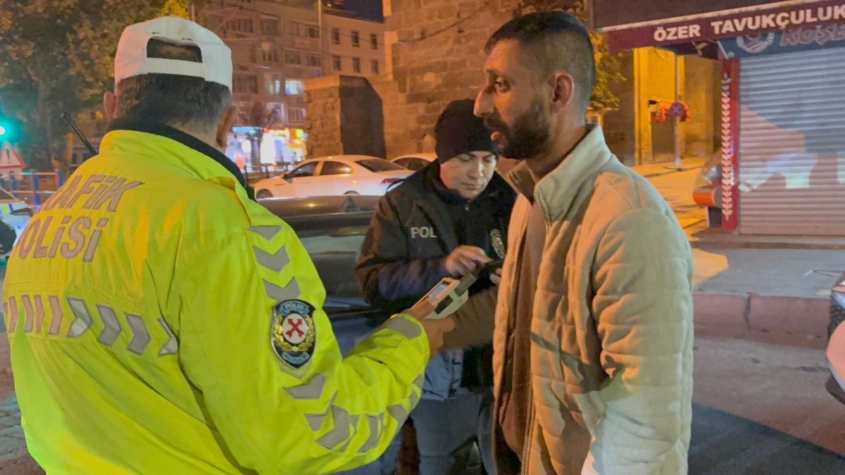 kayseride alkollu surucu kimlik isteyen polise sosyal medya hesabini acti w3zUwhmW.jpg