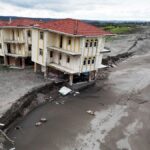 korku-filmi-gibi-tatil-koyu-deniz-100-metre-iceri-girdi-villalar-coktu-Gcfuh8qZ