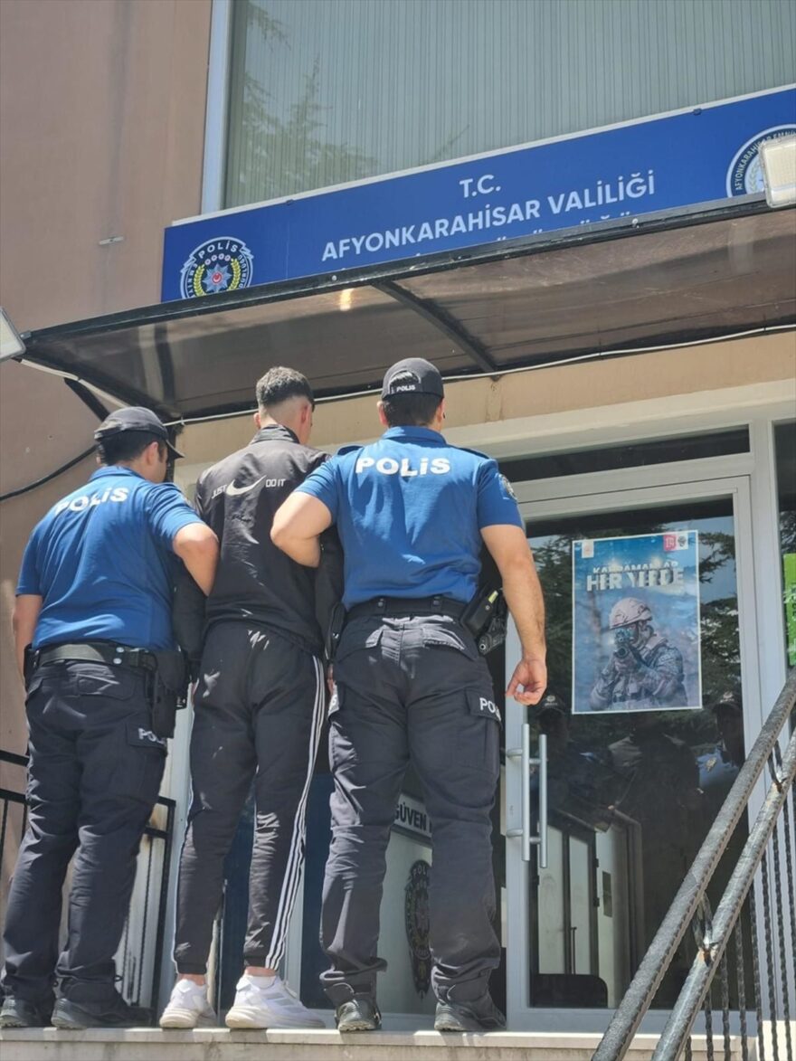 Afyonkarahisar’da Kavga Sırasında Bıçakla Tehdit Eden Şüpheli Gözaltına Alındı