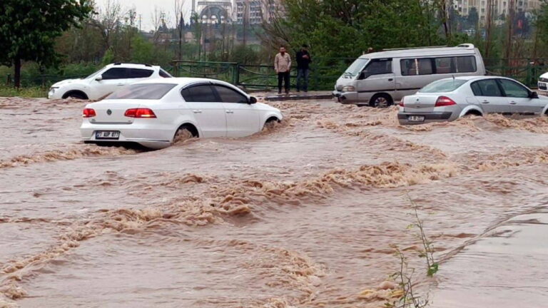 gaziantep-ve-sanliurfada-sel-felaketi-bakan-goktas-55-milyon-kaynak-ayirdik-derken-esnafin-hesaplarina-qMHi5IJh