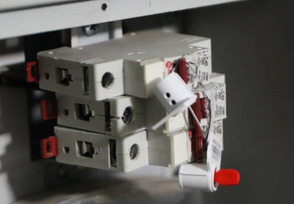tek-bir-kisinin-borcu-tum-binaya-kesildi-6-gunluk-elektrik-kesintisine-suc-duyurusu-XxZzsG8v