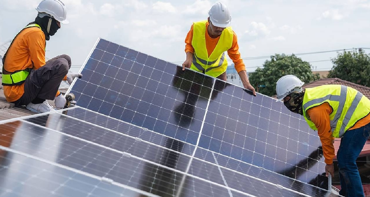 Gunes panellerindeki gizli tehlike duyan apar topar catidan sokuyor bdEnQ1tn